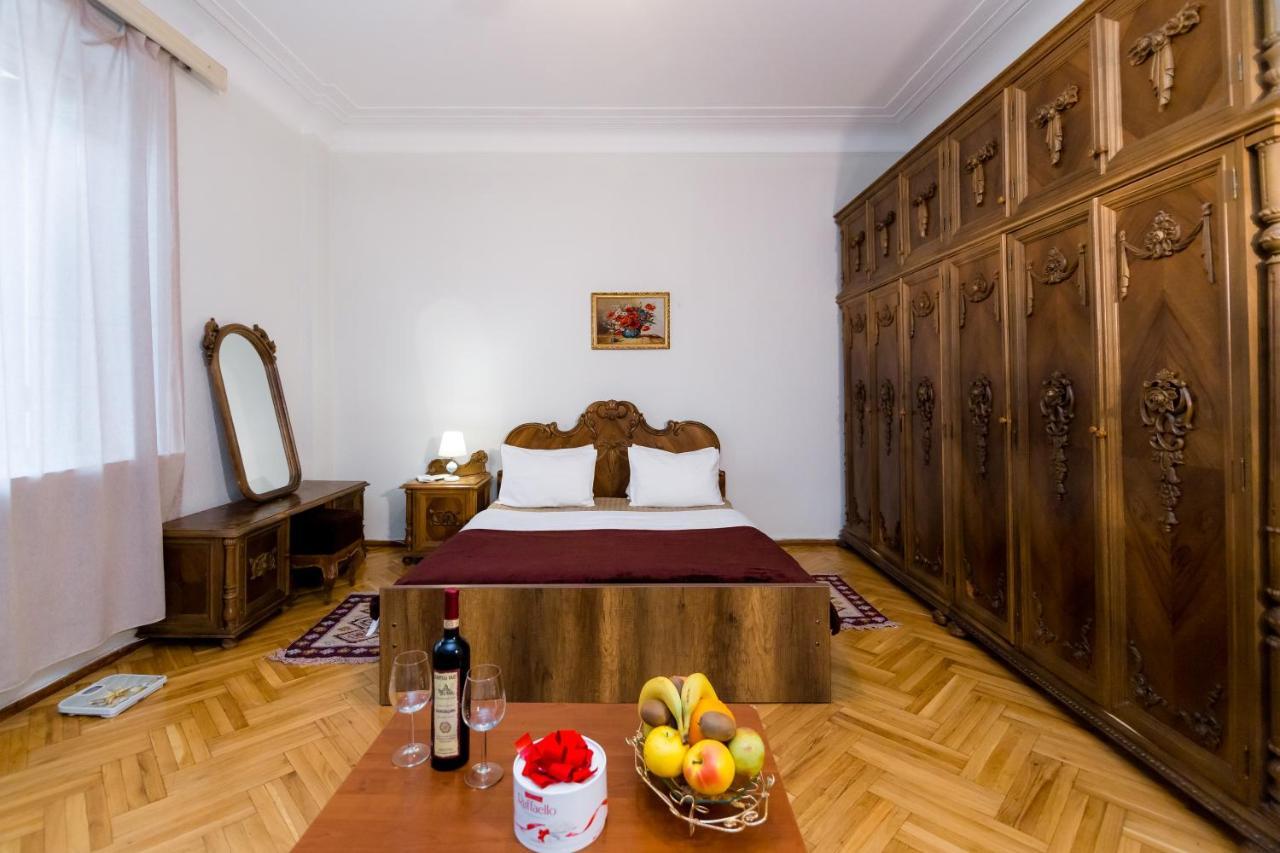 Apartment Gallery Rustaveli 1 Tbilisi Exteriör bild